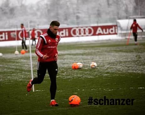 モーリス・ムルトハウプのインスタグラム：「Es geht wieder los 😁✌🏻️🌨⛄️ #31 #multi #wintervorbereitunginingolstadt」