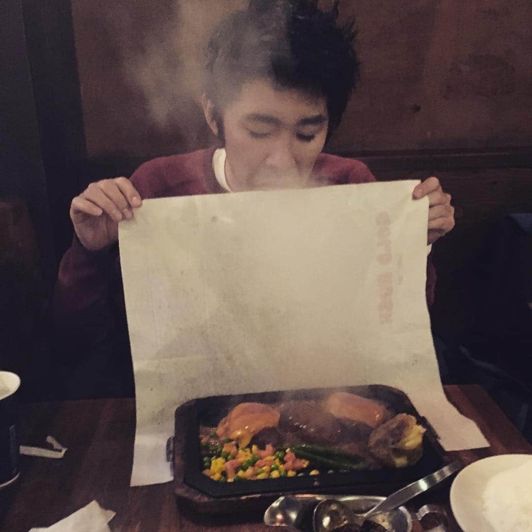 長田庄平のインスタグラム：「しずるの池田氏にゴールドラッシュに連れて行ってもらいました。 #しずる池田 #ハンバーグ #モッツァレラチーズとトマトをトッピングしたかったらしいけどレディースセットしか無理ですと言われてた #トマト食べた過ぎ #ライス大盛りにするか悩み過ぎ #油はねるのビビり過ぎ #happynewyear」