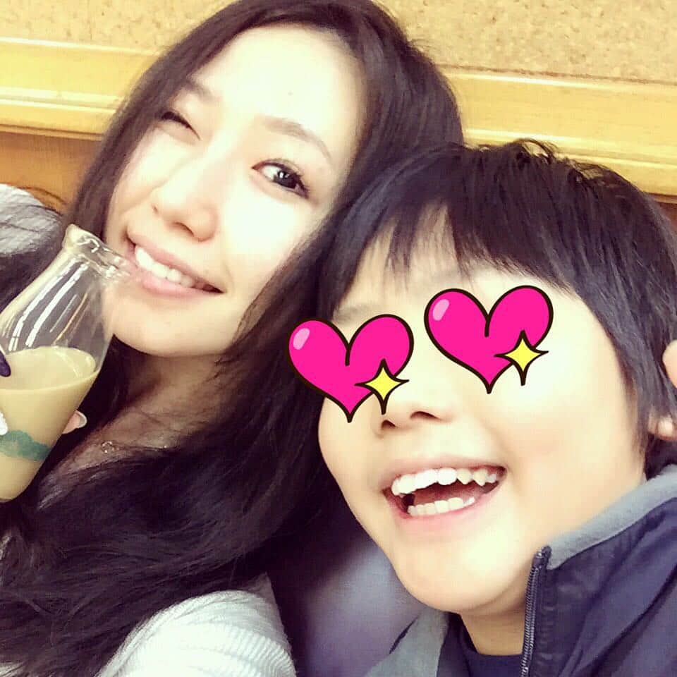 佐山愛のインスタグラム：「甥っ子連れて近所の温泉にきーた！  お風呂上がりのコーヒー牛乳サイコー❤️ #甥っ子 #おでぶ #まんまる #ラブがいると緊張する小5」