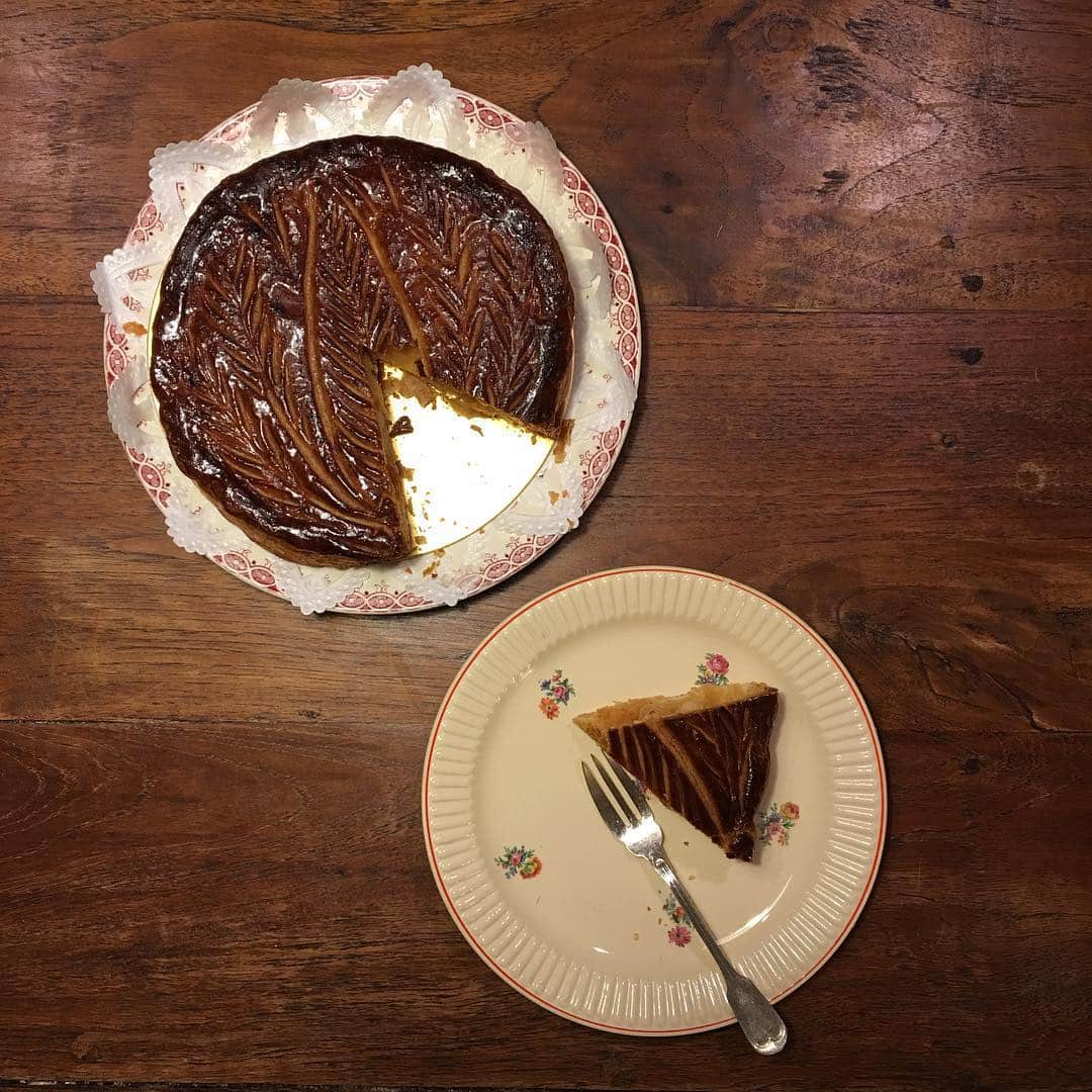 のインスタグラム：「美しく香ばしいガレットデロワをいただきました☆ 箱を開けたとたん良い香り〜。みんなで楽しく食べよう♪と思ったけど、おいしいうちにやっぱりね！と、食べましたー♡ いつもおいしいお土産をありがとう！ @masakoito29」