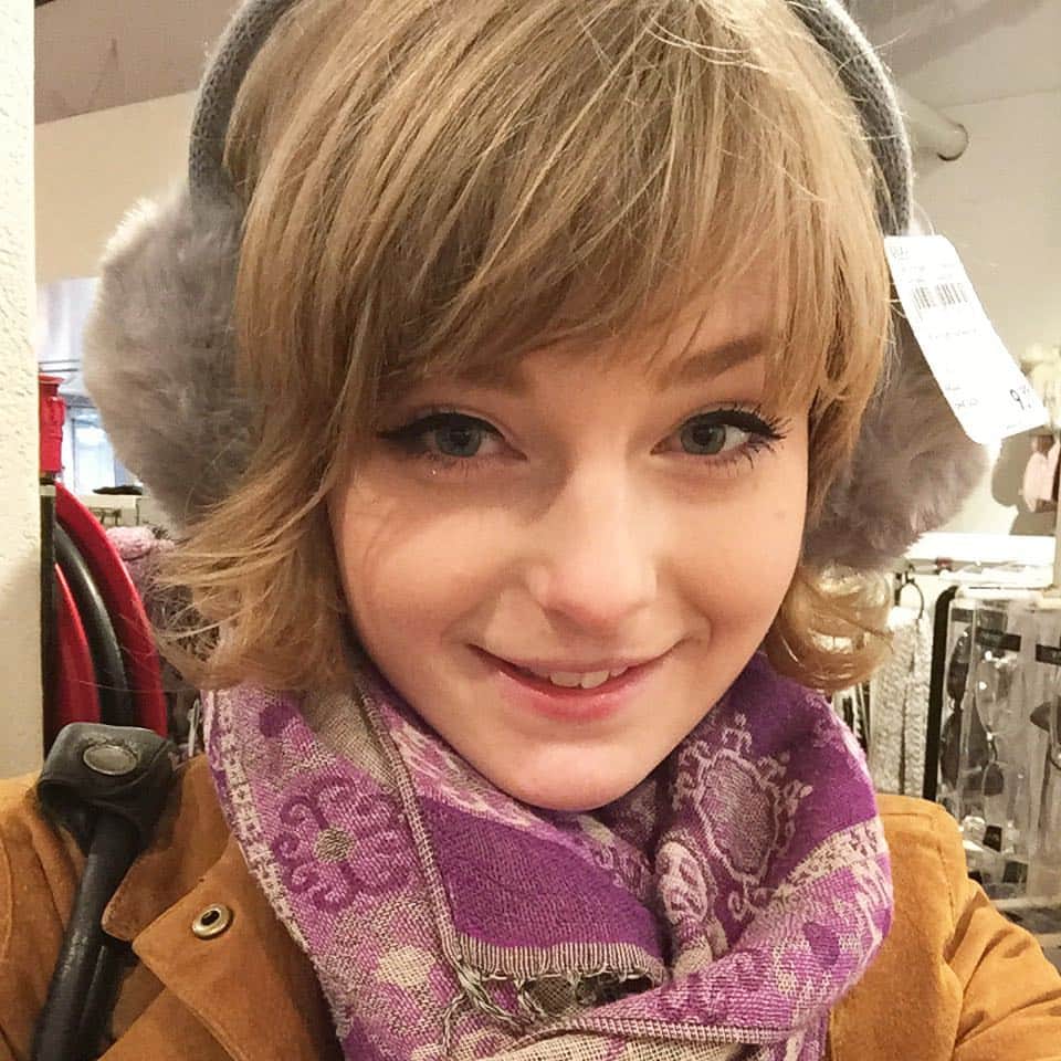 Ella Freyaのインスタグラム：「Earmuffs yes or no ? 😂 #cold」