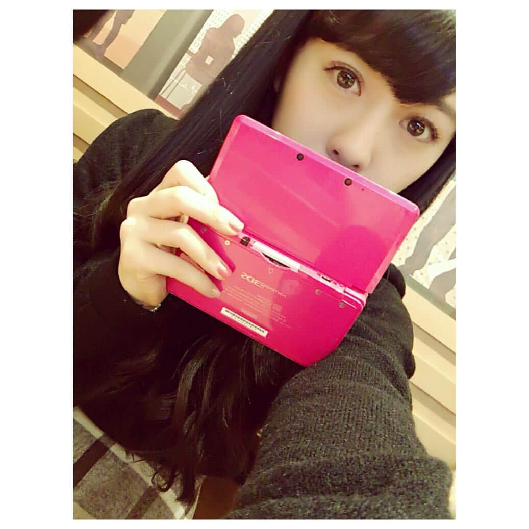 宇佐美萌のインスタグラム：「初詣行くはずだったけど、行かず(T . T)🙏頑張ってイクスピアリまで行ってモンハンしてた(^.^)🙏💗ワンマン終わったから、時間気にせずゲームしている！わーーーー(^.^)🙏💗」