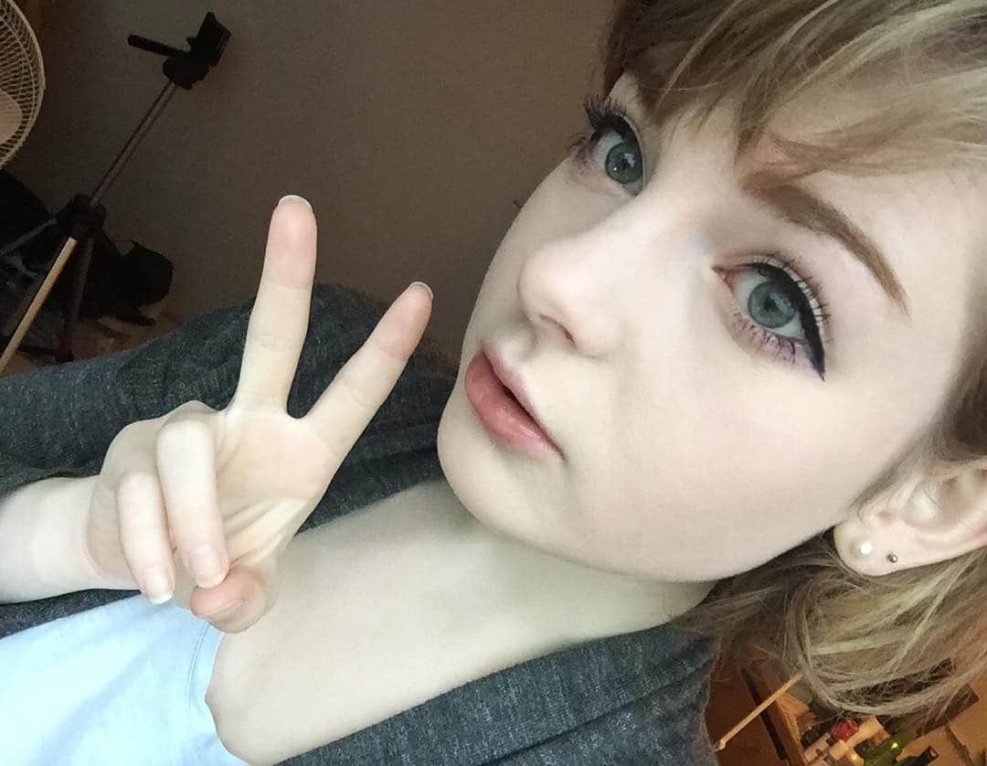 Ella Freyaのインスタグラム：「Doing make-up before cycling through wind and rain is useless so have to take pics before it's ruined 😭😆 #selfie #selstagram」
