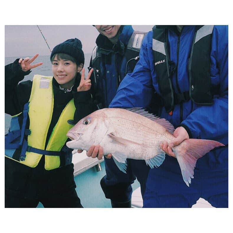 仲里依紗さんのインスタグラム写真 - (仲里依紗Instagram)「初海釣り🎣⚓️ スティーブンセガール似のパパが鯛釣ったよーん！🐟 #7キロ超え #おめで鯛」1月5日 12時03分 - riisa1018naka