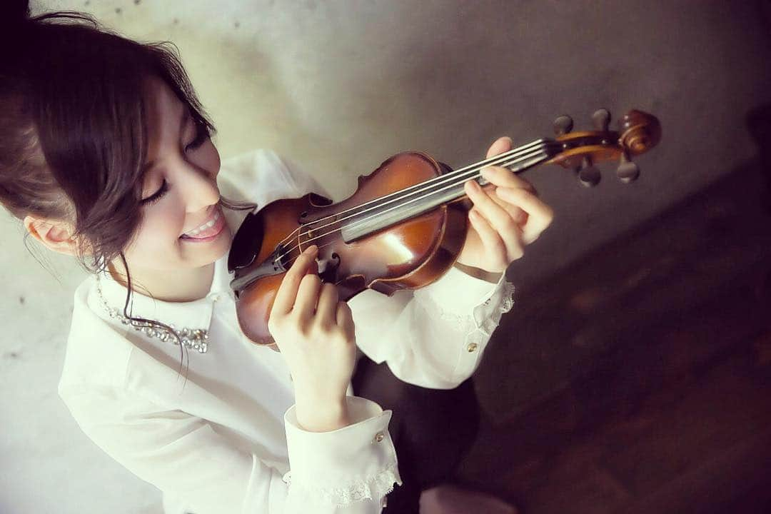 瀬戸早妃さんのインスタグラム写真 - (瀬戸早妃Instagram)「クラシックな気分🎻♡ #classic #ミニヴァイオリン #violin #petit #実際わたしが得意なのはウクレレです #goodnight #me #music #私はピアノ #兄2人はヴァイオリン #習ってました #音楽 #音楽のある生活」1月6日 5時22分 - plievesaki