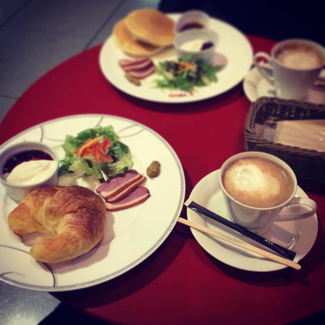 のインスタグラム：「#朝食 #クロワッサン #関空なう #これから出発 #韓国 #社員旅行  #travel #✈️ #korea #takeoff」