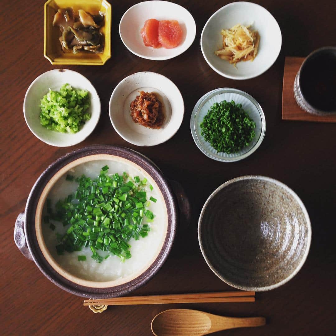のインスタグラム：「本日午後から仕事初め。七草粥の代わりにニラ入りの一草粥。鶏ガラスープに生姜たっぷり中華風。 #中華粥 #薬味たっぷり #カブの葉っぱ刻んで塩もみ一草プラス #セブンイレブンのほぐしチキンもプラス #1日フライング #大学生は友だちとお出かけ」