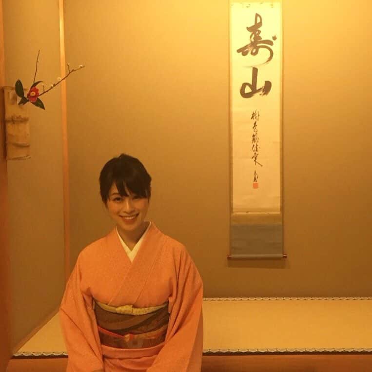 芝咲美穂さんのインスタグラム写真 - (芝咲美穂Instagram)「新年の茶道稽古でした。  まだまだ初心者やけど、  気持ちを新たにがんばるぞー  #茶道 #着物  #着てみた。 #まずは形から…ね❤️」1月6日 23時08分 - miho_shibasaki