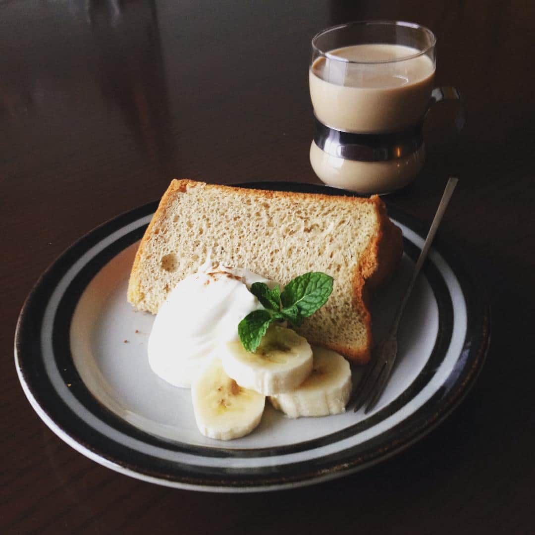 のインスタグラム：「あっという間に一本目が終了してもーた。でも宿題はまだまだ終わらないので、一時帰宅してとりあえずおやつ。バナナシフォンに生クリームでゆるめたマスカルポーネ。温かなミルクコーヒーと。 #おやつ #break #sweets #シフォンケーキ #バナナシフォン」