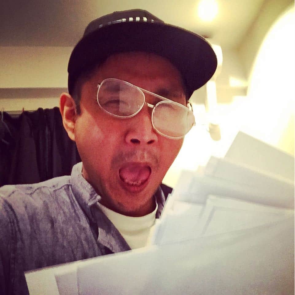 のインスタグラム：「台詞の入らーん(^^) 老眼鏡の耳かける左のヤツがなくなったぁ(^^) 舞台！のぶニャがの野望！ 2/3〜2/7 詳細 http://nobunyaga-stage.jp/index.html」