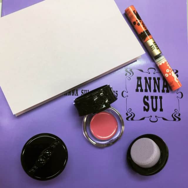 関西girl's style exp.のインスタグラム：「ANNA SUIさんから届いた新作のコスメ💜 スタンプを押すようにポンポンポン！ フレッシュなほほ色でキレイになれるクリームチークカラーと、２つの質感が楽しめるダブルリップグロス💄💕 容器もかわいくてプレゼントにぴったり！ 今週から発売された新商品ぜひチェックしてみて！ #ANNASUI #アナスイ #コスメ #クリームチーク #リップグロス #かわいい #cosmetic #ピンク #冬メイク #スタンプチーク」