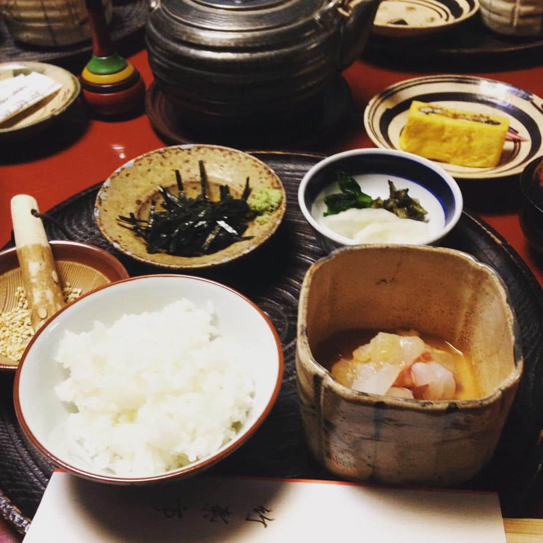 のインスタグラム：「今年初のロケ終了。ランチは竹葉亭で鯛茶漬け。今日は木挽町本店で。風情あるお座敷でしっとり、お正月っぽい。 #ロケごはん #鯛茶漬け #白めし食べ過ぎ お昼から #腹ぱん」