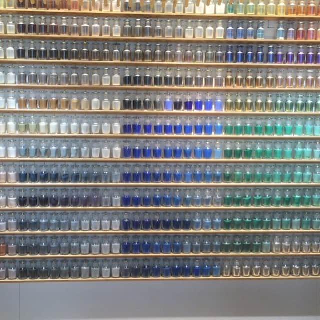 Warehouse TERRADA 寺田倉庫のインスタグラム：「Greetings from PIGMENT TOKYO. We deal in painting materials that are extremely precious. Enjoy 4200 pigments which are decorated on the wall.  https://pigment.tokyo/  #warehouseterrada #terrada #tennozisle #shinagawa #tokyo #japan #art #gallery #culture #followme #instagood #pigmenttokyo #pigment」