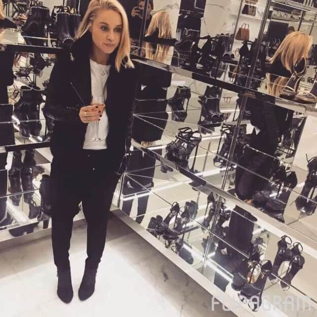 ベッカ・トビンのインスタグラム：「Becca's year in review 4/4」