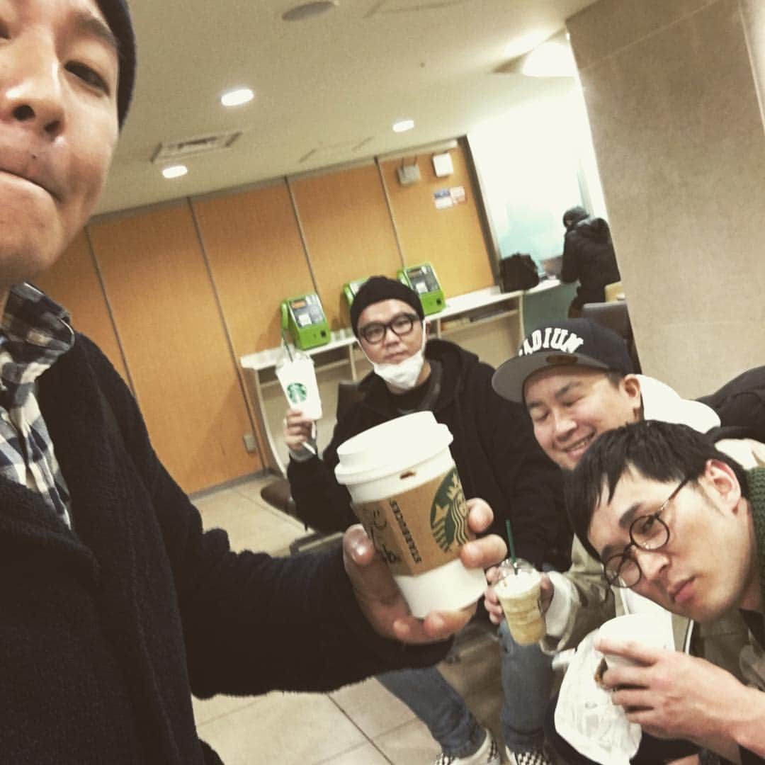 長田庄平のインスタグラム：「メーテレの『BONBER-E』の収録終わり。チョコンヌで出させて頂きましたー！ 東海地方で2月9日深夜放送です▼* #チョコレートプラネット #シソンヌ #チョコンヌ #メーテレ #BONBER-E #スタバ #買おうとしたら群がってくる #奢る件 #長谷川は1番大きいの頼んで飲めないとか言い出す #子供か！」
