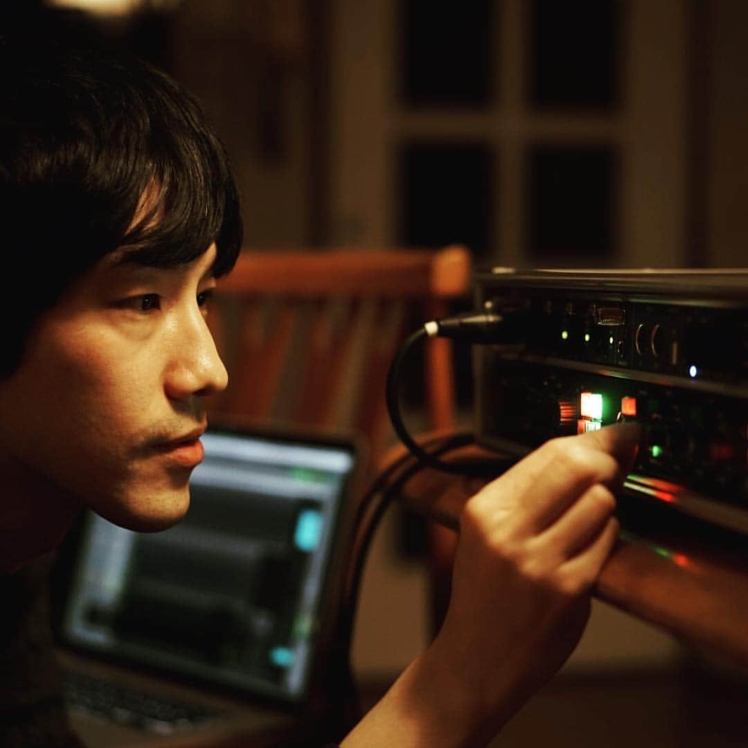 euphoriaさんのインスタグラム写真 - (euphoriaInstagram)「先日のUstream生放送、マイクの音を通す機材をセッティング中の森川。 5年半ぶりの東京ライブは、来週末の土曜1/16です！ ▶️特典チケット購入はプロフィール欄に記載のURLより  #euphoriajp #euphoriachinatour2015 #postrock」1月7日 22時52分 - euphoria_jp