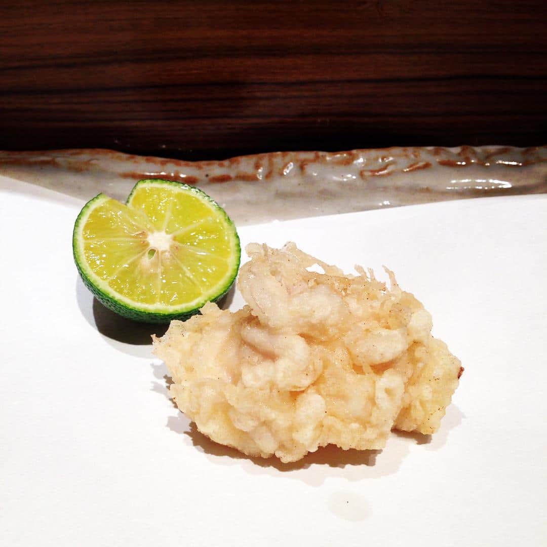 志摩有子さんのインスタグラム写真 - (志摩有子Instagram)「江戸前の天ぷらも大学生が夢見ていたもののひとつ。季節のネタは真鱈の白子。すだちをキュッと搾って塩をぱらりと。 #天ぷら #白子 #旬 #すみませんひとりっ子なもので」1月7日 23時09分 - ariko418