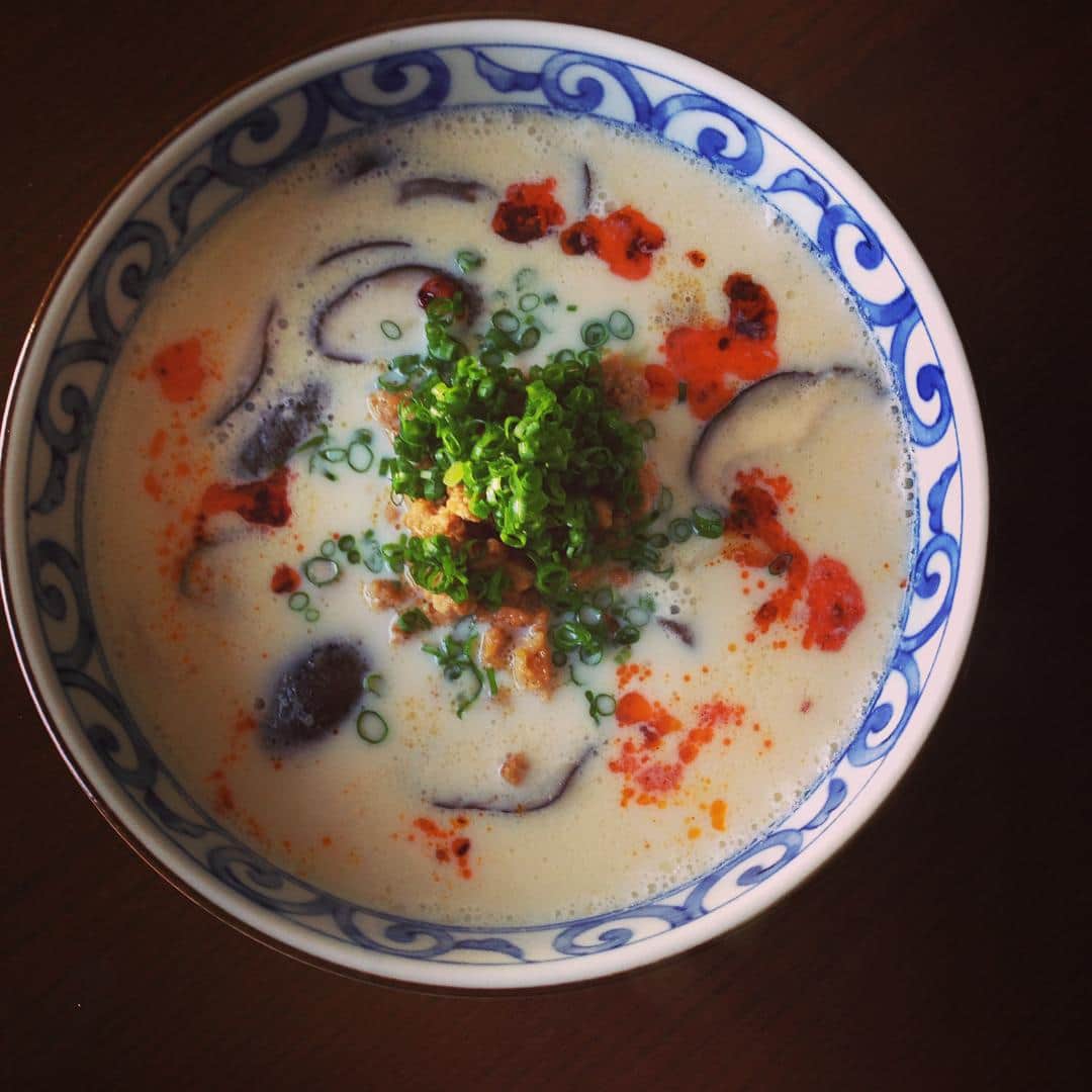 のインスタグラム：「お昼から出動。その前にさくっと豆乳うどん。冷蔵庫の肉味噌とラー油をトッピングするだけで坦々麺らしくなる。 #早めランチ #豆乳うどん #簡単ごはん #手抜きごはん」