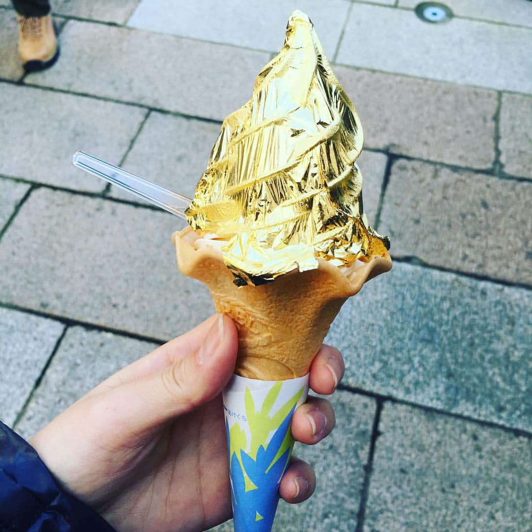 笛木優子のインスタグラム：「金箔アイスクリーム🍦✨ なんかめでたいし、綺麗になれそう（笑）#kanazawa #ひがし茶屋#金箔ソフト」
