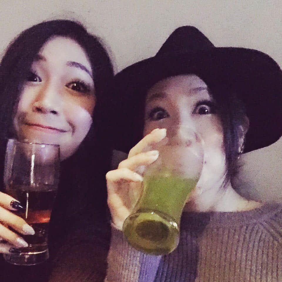 佐山愛のインスタグラム：「よちのっちがお誕生日お祝いしてくれて、ラブたんHappy❤️ みんなもたくさんお祝いコメントありがとぉぉぉぉ꒰*✪௰✪ૢ꒱ 大好きっっ！  #27歳初変顔 #誕生日 #Birthday #27歳 #お祝い #乾杯」