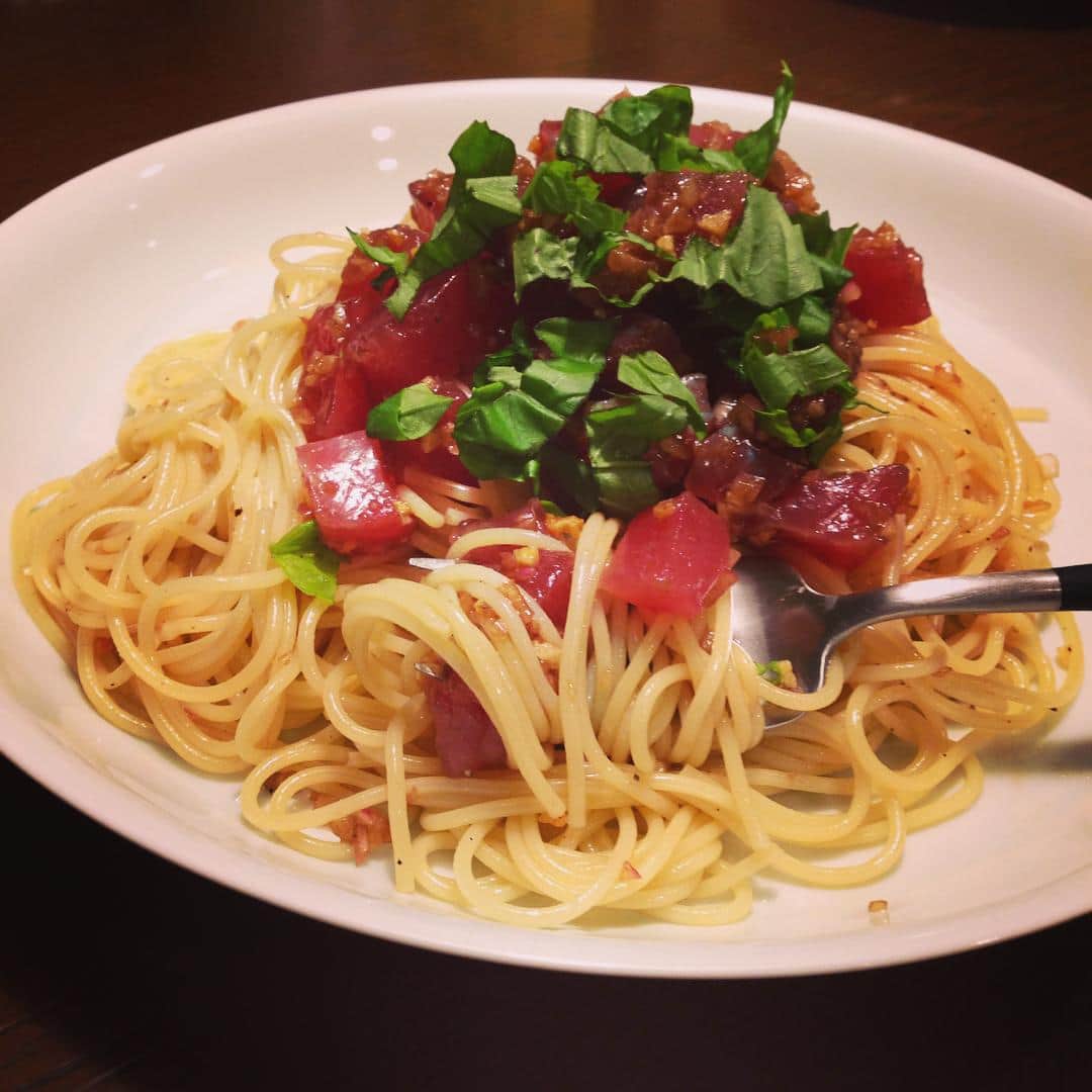 のインスタグラム：「もう一品もリクエスト。大学生が夢にまで見ていたという鰹の冷製パスタ。山盛り250g🍝 #パスタ #冷製パスタ #3品勝負 #多分息子がいちばん好きな私の手料理 #うまいうまいを連発 #もちろん完食」