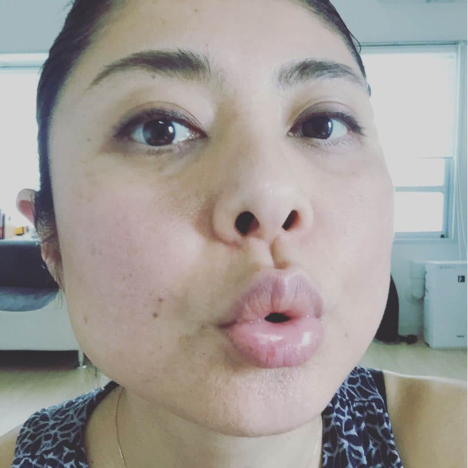 間々田佳子のインスタグラム：「新しいメソッド考え中 唇がプルプルしてきた^o^  #顔ヨガ #間々田佳子 #顔ヨガメソッドNEW!」