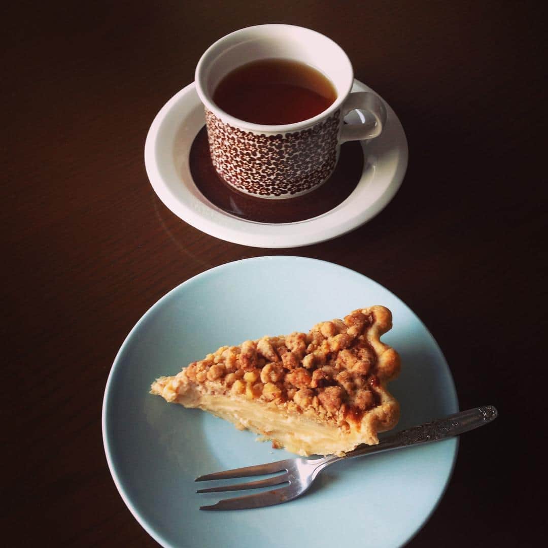 志摩有子さんのインスタグラム写真 - (志摩有子Instagram)「お昼が早かったので、小腹が空いて松之助NYのサワークリームアップルパイでおやつ🍎🍎 いつ食べても美味しい一品♥️ #おやつ #アップルパイ #サワークリームアップルパイ #松之助NY」1月8日 16時15分 - ariko418