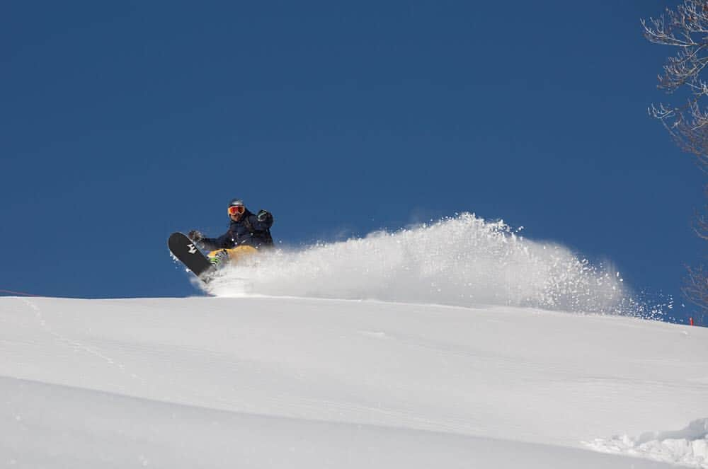 TransWorld SNOWboarding Japanのインスタグラム：「明日からの3連休は待望のパウダーか⁉︎ rider: Goro Komatsu location: Hakuba Goryu, Nagano photo: Tsutomu Endo #SNOWBOARDINGPLUS #TRANSWORLDJAPAN #snowboarding #snowboard #スノーボーディングプラス #トランスワールドジャパン #スノーボーディング #スノーボード」