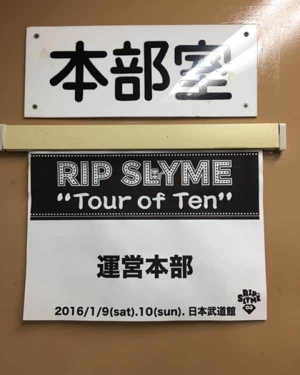 RIP SLYMEさんのインスタグラム写真 - (RIP SLYMEInstagram)「【Ripstagram : vol.126 SOGO TOKYO 山中達也】皆さん！！　今年1発目のライブです。ツアーファイナル日本武道館2days楽しんでいきましょう！さぁ ステージスタッフの皆さんステージ設営開始ですよ！！ 山中達也(SOGO TOKYO)  #ripslyme #ripstagram #tour_of_ten #SOGO #SOGO_TOKYO #RS5ライブのボス #この人無しでは #RS5のライブは #完成しません #天才 #神様 #武道館まであと1日 #ドキドキ #ワクワク #いいね1000件プレゼント #ただいま実施中」1月9日 2時53分 - rip_slyme