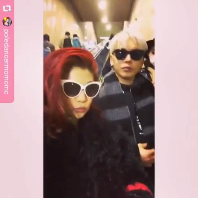 のインスタグラム：「日本へ 来日ごっこ🖖🏼🇯🇵🍣 #repost @poledancermomomc via @PhotoAroundApp 😂✈️✈️✈️👋 @kogepiii  @_acha_1377  @manabinchama  #poledancer #poledance #practice #training #hello」