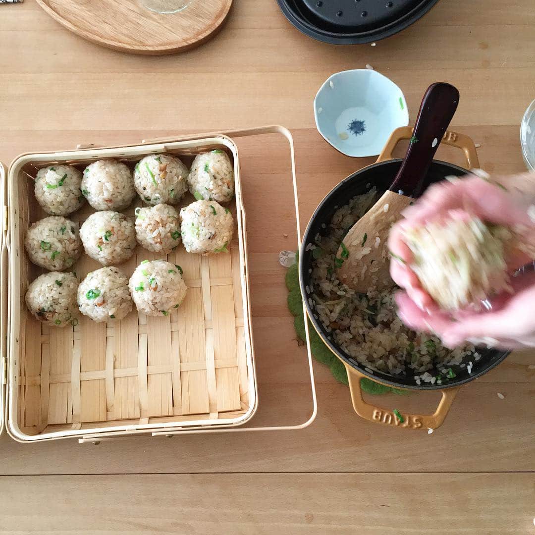 のインスタグラム：「朝からまきちゃんが @makichanshokudo 焼きあなごと生姜の炊き込みごはんでおにぎりを作ってくれました♡行ってきまーす！」