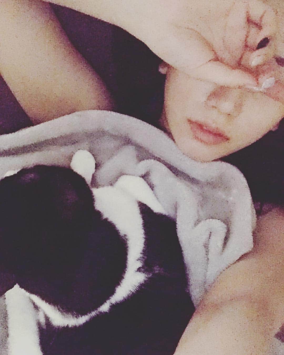 佐山愛のインスタグラム：「息苦しくて目覚めたらこれ。  思い。。。笑  あ、重い。。。でしたねw」