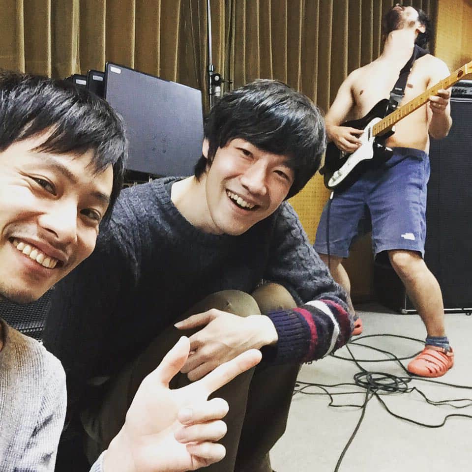 euphoriaのインスタグラム：「「森川、ギターやめたってよ」※後ろは色んな意味でフリーな木下  1/16(土)渋谷O-nestワンマン、5年ぶり国内ライブは1週間後。お待ちしてます！ ▶️特典チケット購入はプロフィール欄に記載のURLより  We did a rehearsal for our upcoming Tokyo show. If you are in Tokyo next weekend (Jan. 16, Sat), see you at O-nest, Shibuya!  #euphoriajp #postrock」