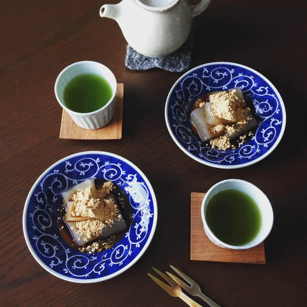 のインスタグラム：「大井町阪急に行ったら、こ寿々が催事で売っていた♡ 甘さ控えめで瑞々しい、いちばん好きなわらび餅と抹茶入り煎茶でおやつ。 #おやつ #わらび餅 #こ寿々 #マイベストわらび餅」