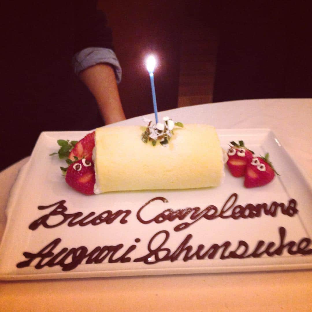 のインスタグラム：「一週間早く大学生の誕生日をお祝い。 #happybirthday #hbd #cake #ロールケーキ #大学生が愛するお店 #毎年ここで #赤ちゃんの頃からのお付き合い」