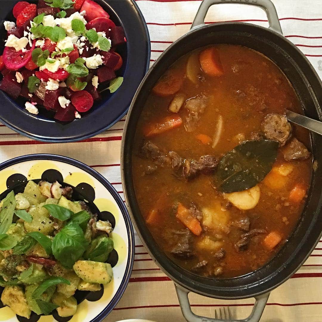 のインスタグラム：「昨夜はおつかれさま会☆ なかなか会えないのでこの機会に私のお料理を。まきちゃんがビーツの赤いサラダを作ってくれました。  ハンガリーのグヤーシュスープ、グレープフルーツとアボカド、タコのサラダ→（「フルーツのサラダ&スイーツ」NHK出版）、グリーンサラダ、カブのじっくり蒸し、トマトのスパゲッティ、デザートはストロベリーパイにサーティーワンのアイスクリーム。 ステーキも焼こうと思ったら本当にお腹いっぱいって（笑）」