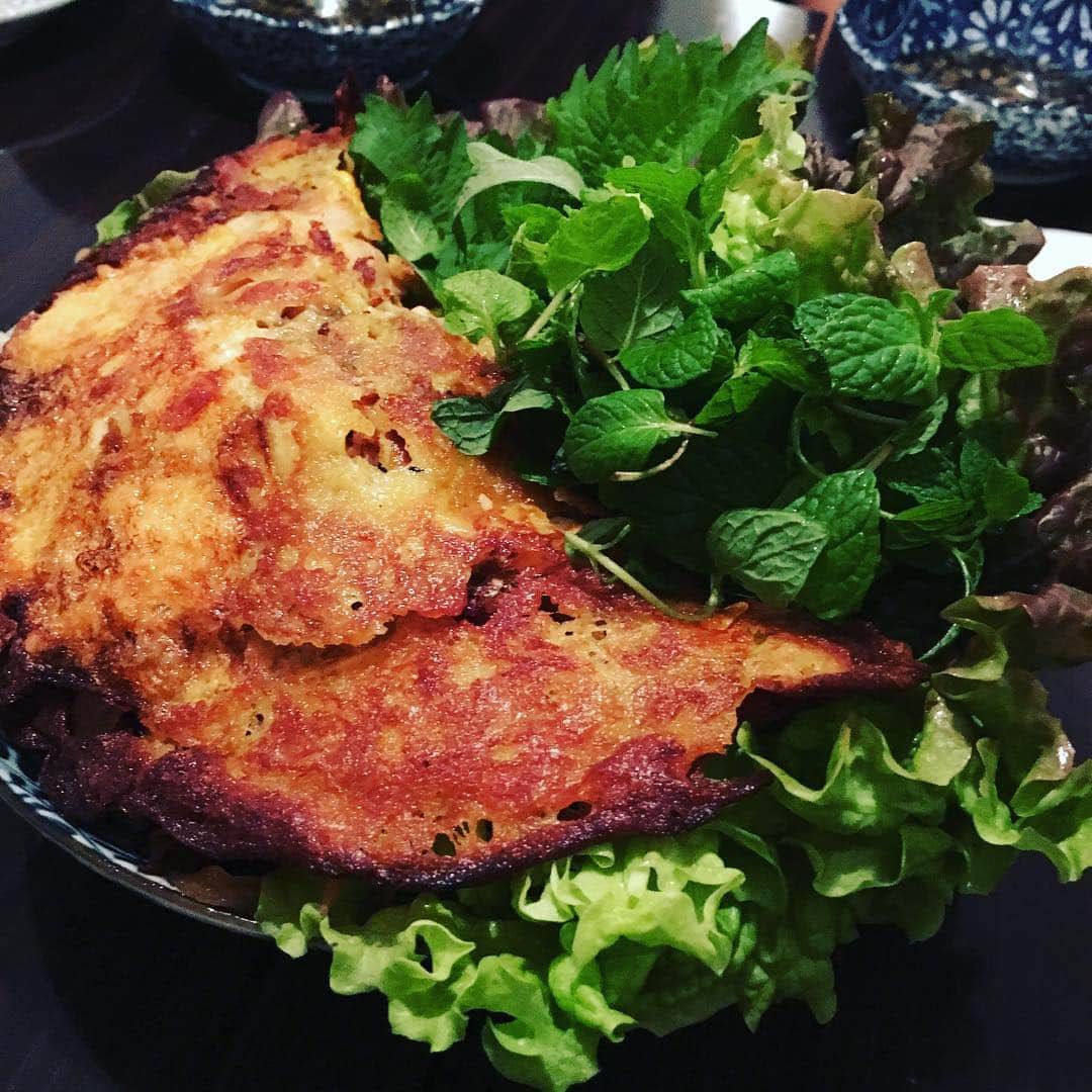 のインスタグラム：「無事にインスタ再開。お昼がしっかりだったので夜は軽めに？ベトナム料理でバインセオ。 #ベトナム料理 #健啖家も誘う #バインセオ #パリパリ #今回は揚げ春巻きも頼む #画像がクリアでびっくり」
