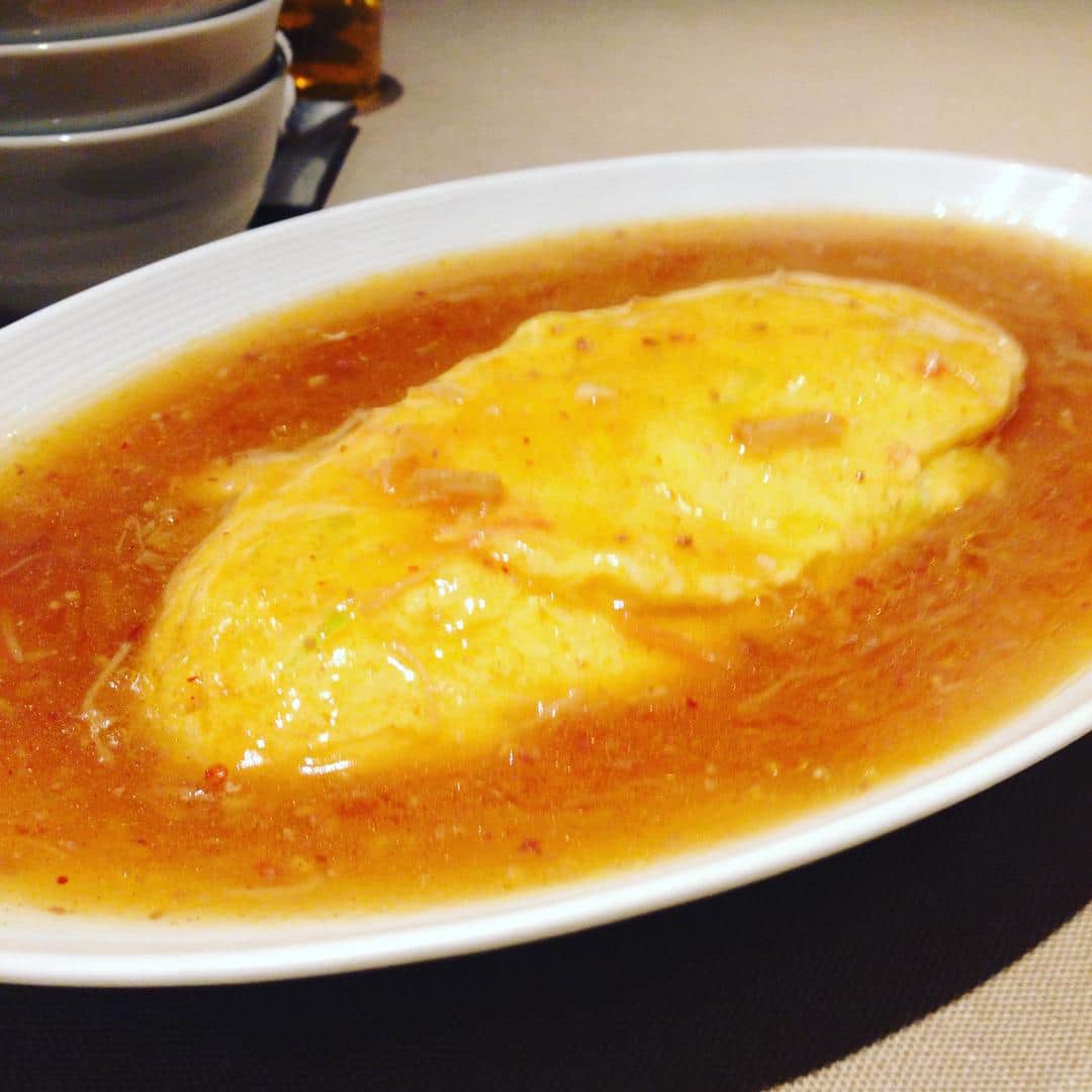 のインスタグラム：「ふわふわの蟹玉飯XO醬あんかけ。 トロトロ〜♡ #中華 #蟹玉 #天津丼 #XO醬 #腹ぱん」