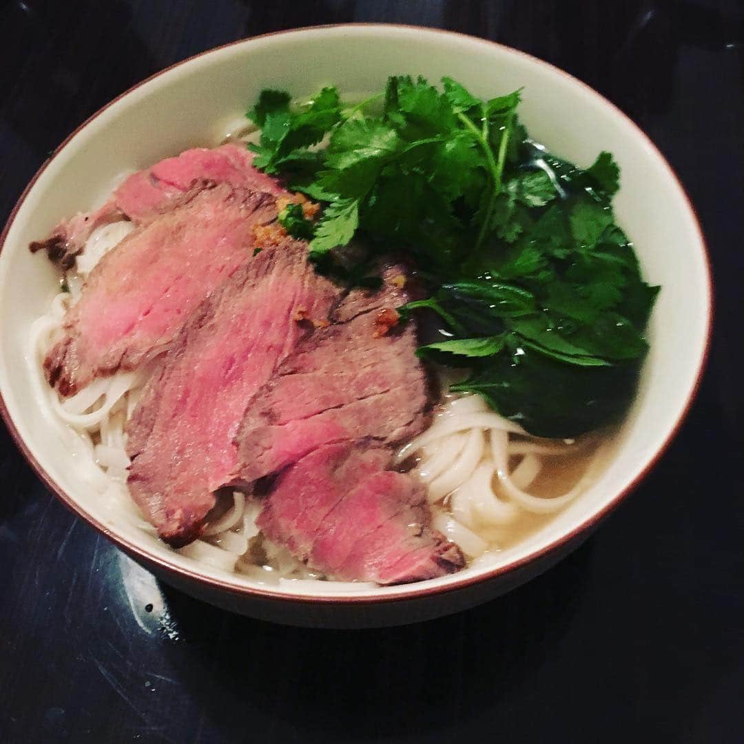 のインスタグラム：「今日のフォーはビーフ。優しいスープにライムをキュッと。シラチャーソースでアクセント。 #ベトナム料理 #フォー #大学生も大喜び」
