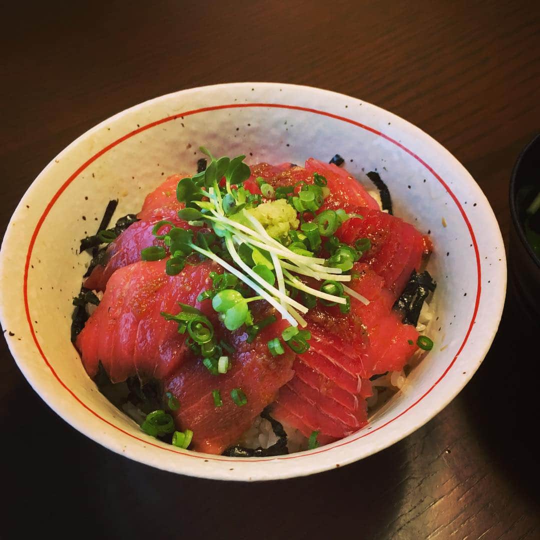 のインスタグラム：「出発前に早めの晩ごはん。さくっと食べられるまぐろの漬け丼を。山葵が効いてつーん😆 #鉄火丼 #まぐろ #漬け丼 #温まっていってらっしゃい #2016  #次は春休み」