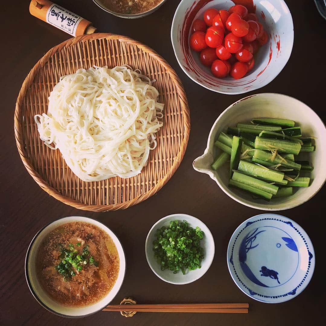 のインスタグラム：「お正月帰省も今日で終わり。最終便で旭川に帰る大学生とのラスト昼ごはんはリクエストにより豚ばら胡麻汁つけうどん。お供はカリカリの胡瓜の生姜和え。母の味ともしばらくおさらば。よーく味わっておくように。 #帰省 #昼ごはん #稲庭うどん #寂しいのは親のほう」