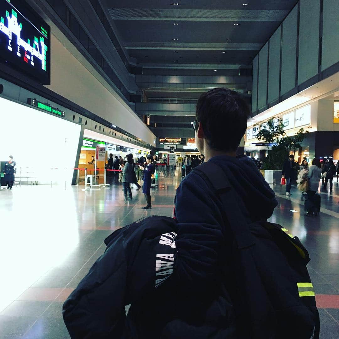 のインスタグラム：「大学生は元気に旅立って行きました。明日からまた頑張るんだよ。 #帰省終了 #終了 #最終便 #見送り #departure #jal #次は春休み #すみませんひとりっ子なもので」