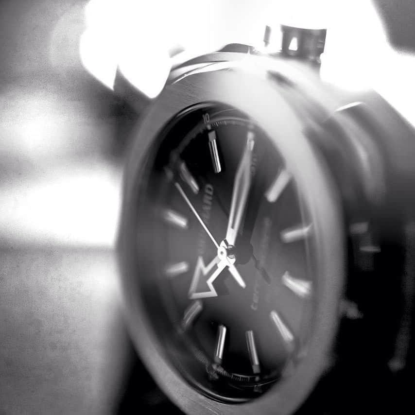 のインスタグラム：「2/4 The trace of footsteps, dust on the trail, desert winds, savannah, jungle, wheat fields, dark forests, the scent of rain, fog banks, the burning sand.....#terrascope #focus #zoom #case #details #detail #watchoftheday #watches #watchnerd #watchporn #wotd #swisswatch #philosophyoflife #bw #blackandwhite #finishing」
