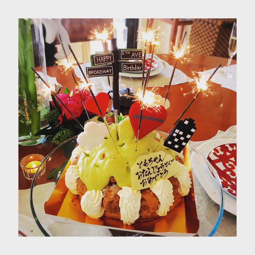 小川淳子さんのインスタグラム写真 - (小川淳子Instagram)「@sugartomoko  とものサプライズ Birthday🎂♡ 可愛いシュガーピックは  @sugarposy のもの。  NYに住んでいるともをイメージした デザインがとっても素敵だった〜♡ 可愛い過ぎる〜🤗 ✈️🚕  ケーキはアマレーナさん♡ #birthday #happy #smile」1月26日 15時55分 - junkoogawa1225