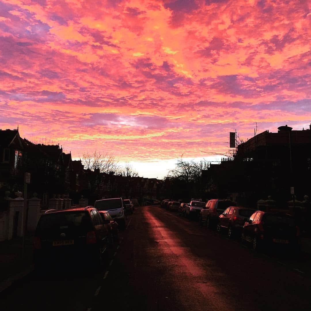 布袋寅泰さんのインスタグラム写真 - (布袋寅泰Instagram)「Good morning London! 美しい夜明けの空と共に今日も1日が始まる。 #Hotei #london #goodmorning #salmonpink #beautiful #sky 」1月26日 16時51分 - hotei_official