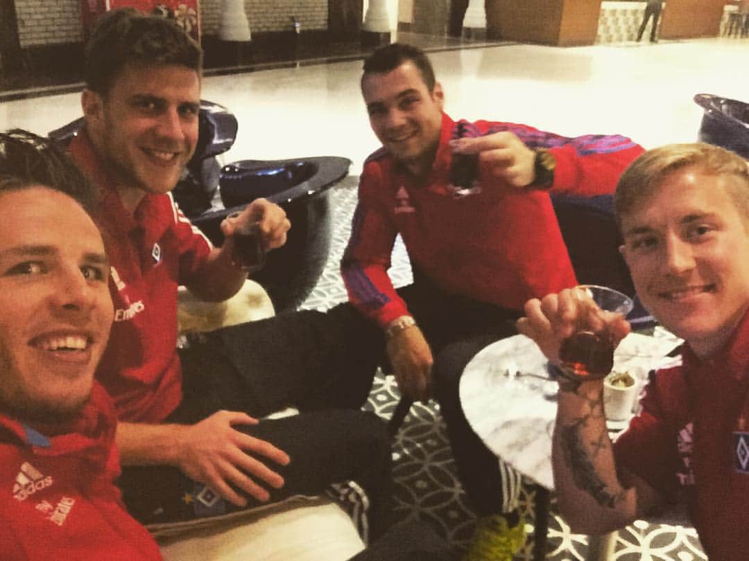 のインスタグラム：「Tea Time with the Crew #belek #trainingslager #hsv #fun #team #nurderHSV #NM27 #LH8 #PML10 #schippo9  @pierrelasogga10」