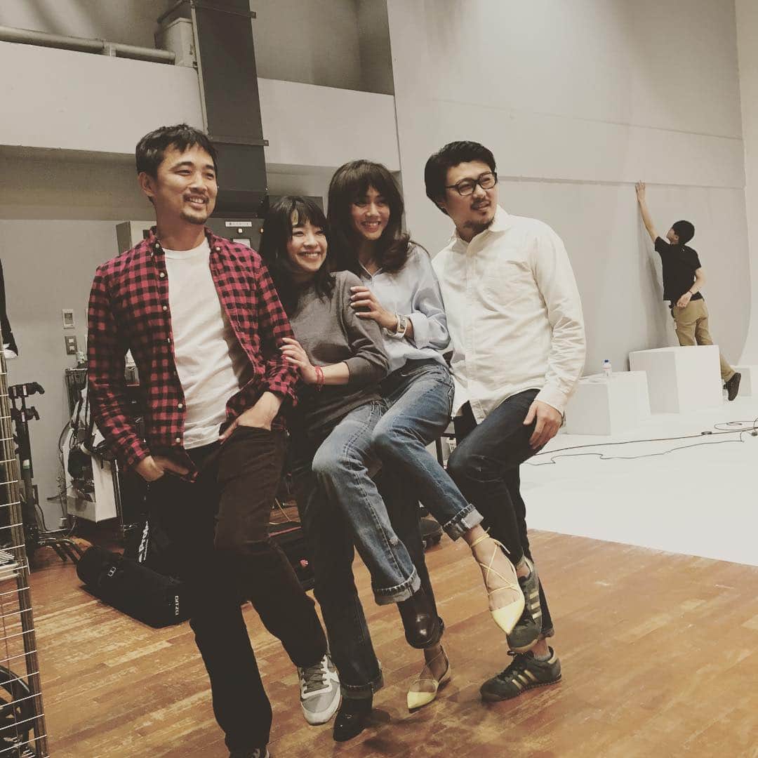 のインスタグラム：「新年初のHERSのカバー撮影。早くもナイスなチームワーク。ヘアメークはエイジ&未和子コンビ。 #hers_magazine #cover #shooting  #今日の作家先生」