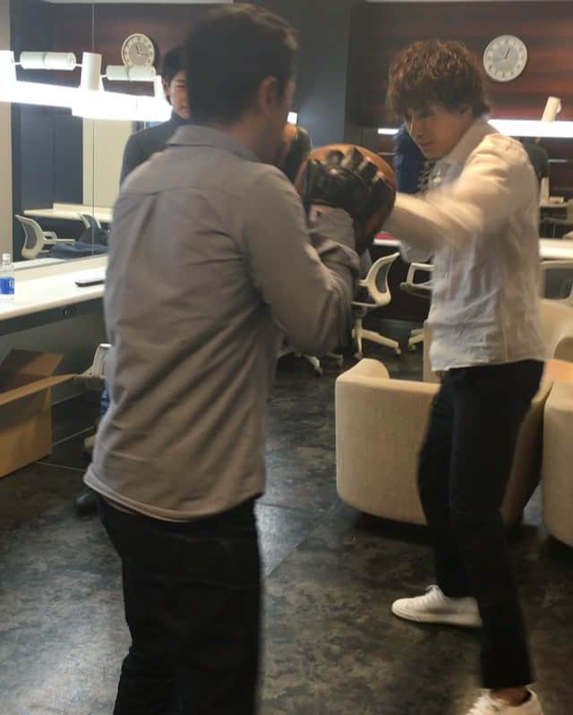 TBS1月期火曜ドラマ『ダメな私に恋してください』のインスタグラム：「#ディーンフジオカ 先生による#ボクシング 教室！ 火曜ドラマ#ダメな私に恋してください は今夜10時放送です！#深田恭子 #三浦翔平 #TBS」