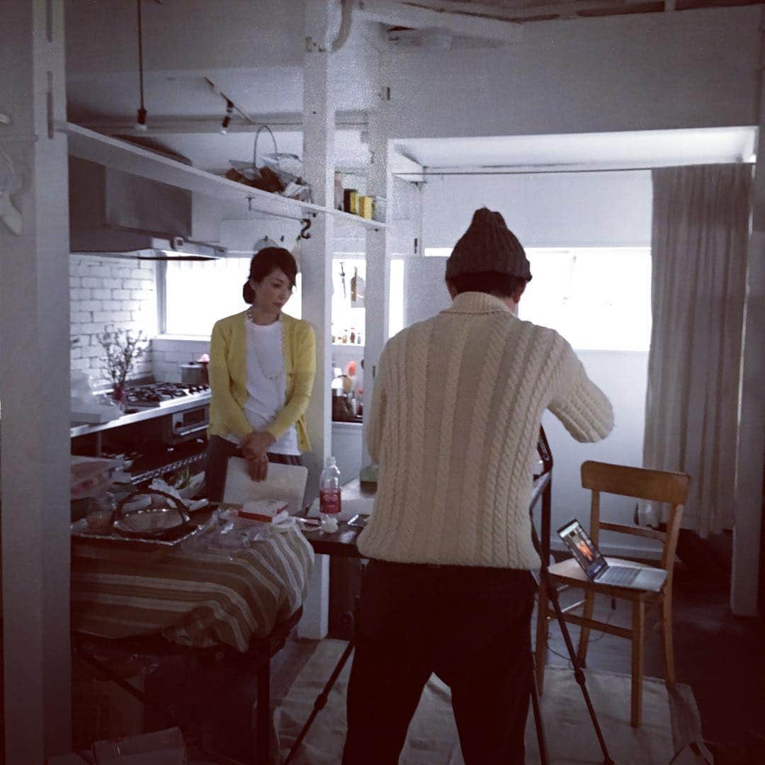 のインスタグラム：「本日2本目は松本孝美さんの連載撮影。 今日も美的センスが冴え渡る。 #hers_magazine #shooting #孝美暮らし  #ウォーリーを探せ風 #冬バージョン」