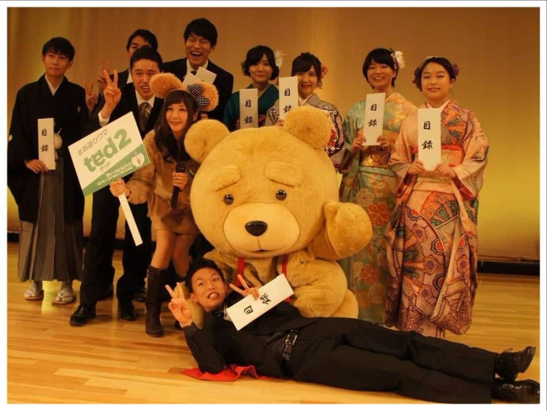 テッドのインスタグラム：「electrox盛り上がったぜ！そして渋谷区の成人式にはサプライズ登場！成人の皆様おめでとうございました！テッドも成人のお祝いが出来てとっても嬉しかったご様子。残るは「テッド２」Blu-ray&DVDのリリースを記念したプレミアムイベント「ted2 night party~Produced by TGC Night~」ドレスコードは“モフモフ”！ハッシュタグは　‪#‎お遊びクマ‬　 詳細はこちら→http://ted2-np.getstage.com/ 「新成人に囲まれて俺も楽しかったぜ！」」